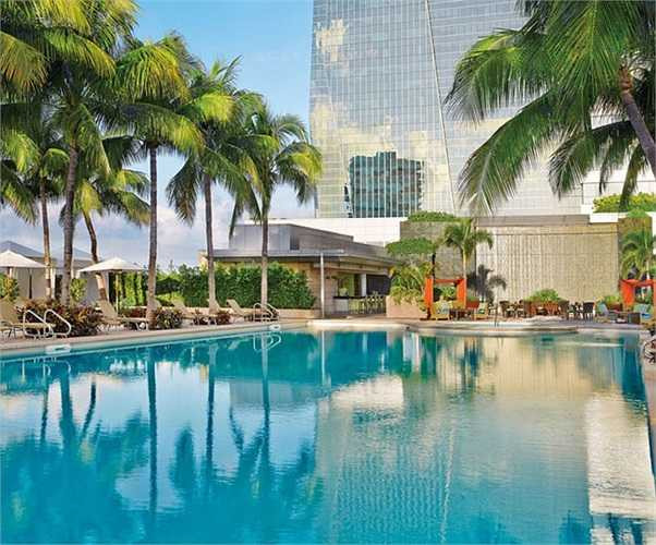 The Four Seasons là một chuỗi khách sạn 5 sao hạng sang ở Canada gồm 98 khách sạn ở các thành phố nổi tiếng Toronto, New York, Los Angeles, St. Louis, Paris. Mỗi chiếc giường ở đây đều được thiết kế rất sang trọng. Nếu bạn muốn sở hữu chúng , khách sạn sẵn sàng để lại cho bạn với giá từ1999$ - 2.999$ tùy từng kích thước.