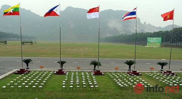 Khán đài nhìn thẳng ra khu vực trường bắn, nơi các xạ thủ quân đội tranh tài.