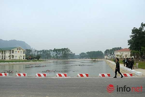 Trong khuôn viên trường bắn có hệ thống hồ điều hòa lớn tạo không khí trong lành. (Theo Infonet) 