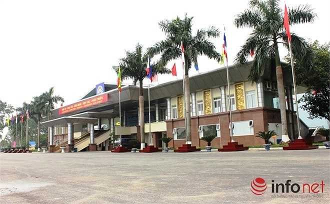 Mặt sau khán đài, sảnh đón tiếp đại biểu. (Theo Infonet)