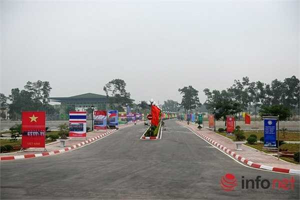 Đường dẫn vào khán đài được treo cờ và hình ảnh quân đội của các nước tham dự AARM-24. (Theo Infonet)
