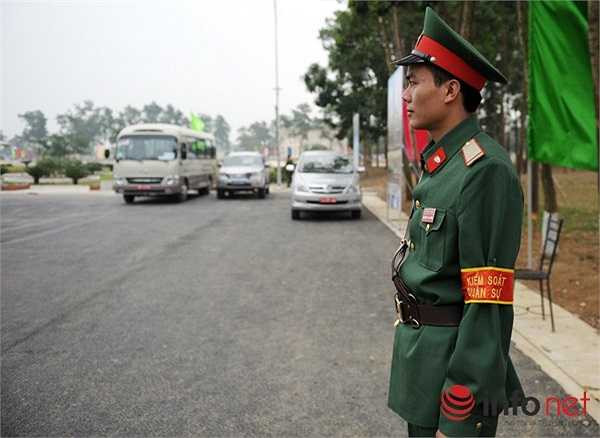 Ngoài biển chỉ dẫn, BTC còn bố trí đội ngũ tiêu binh hướng dẫn đường đi cho những đoàn đến tham gia dự thi, huấn luyện...(Theo Infonet)