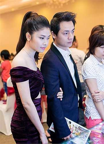 Thuỷ Anh luôn tận tình chăm sóc chồng trong công việc cũng như trong cuộc sống. 