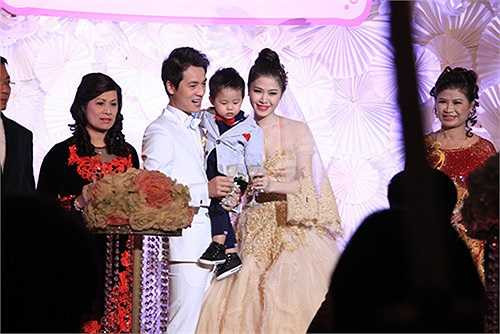 Còn Thuỷ Anh cũng dồn hết tâm huyết để hỗ trợ công việc kinh doanh, gánh vác và chia sẻ cùng Đăng Khôi điều hành công ty về giải trí