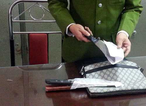 Hà Nội: ‘Ngáo đá’, hai tay 2 dao tấn công cảnh sát