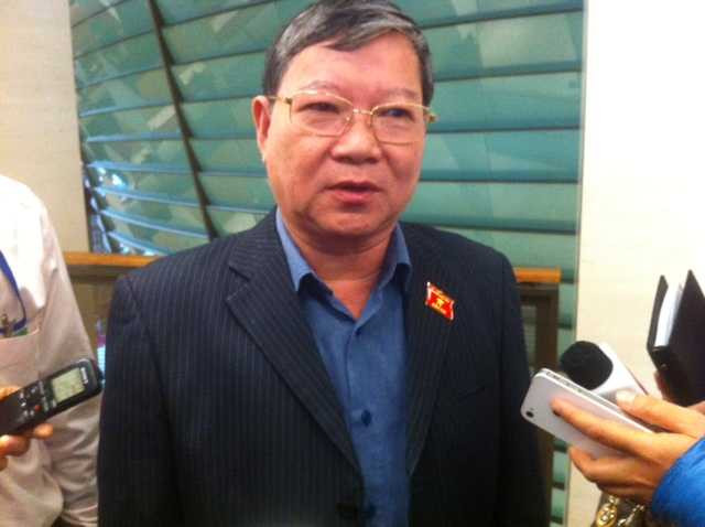 Hình Công Lý phản cảm trên bìa sách luật: Sao chỉ xử lý biên tập viên?