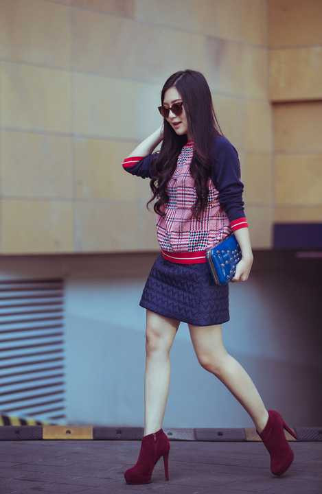 Cách đây ít tháng, Hương Tràm liên tục bị gắn mác là ca sỹ ăn mặc thảm họa của showbiz. Cũng do việc ăn mặc không phù hợp đã khiến Hương Tràm bị cấm diễn 3 tháng tại Hà Nội. Nhận ra được điều cần thay đổi, cô nàng đã cùng ekip mới lên kế hoạch để thay đổi bản thân.