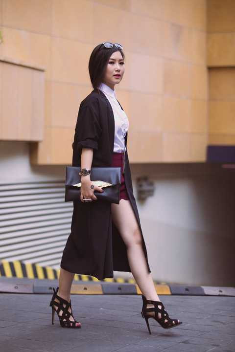 Cách phối đồ của Hương Tràm không quá cao tay nhưng lại rất dễ ứng dụng, phù hợp với những cô nàng có thân hình mũm mĩm và chiều cao khiêm tốn.