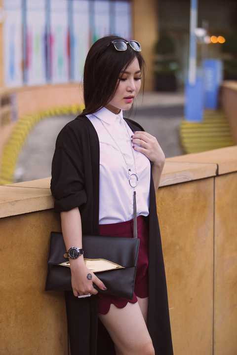 Giờ đây giọng ca “Ngại ngùng” hiểu được rằng muốn mặc đẹp thì lựa chọn trang phục phải phù hợp. “Có thể đó là chiếc váy hay màu sắc mình yêu thích nhưng nếu nó không phù hợp với vóc dáng thì bạn cũng không nên lựa”. Hương Tràm tâm sự.