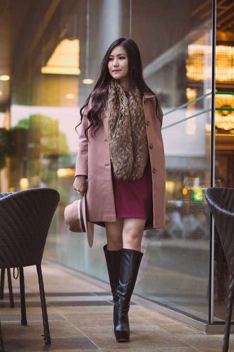 Stylist Đinh Thanh Long, người đưa ra những tư vấn về trang phục cho Hương Tràm chia sẻ: “Tràm sở hữu vóc dáng nhỏ nhắn nhưng khá mũm mĩm nên tôi phải tránh các loại váy phồng, vì càng phồng nhìn Tràm sẽ càng mập. Bên cạnh đó Tràm quá dư thừa sự nữ tính nên cứ dễ bị "sến" nếu mix đồ quá rườm rà. Tôi đã giúp Hương Tràm trở về với hình ảnh cô gái 19 tuổi nhưng không mất đi "chất" thời trang vốn có".