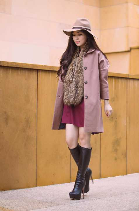 Trang phục Hương Tràm lựa chọn đến từ các thương hiệu giá rẻ như Top Shop, Zara, The Blue Tshirt… Thỉnh thoảng cô điệu đà với các túi xách hiệu như Chanel hoặc Dior.