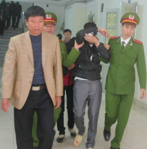 Kẻ giết vợ ngất lịm sau khi toà tuyên án