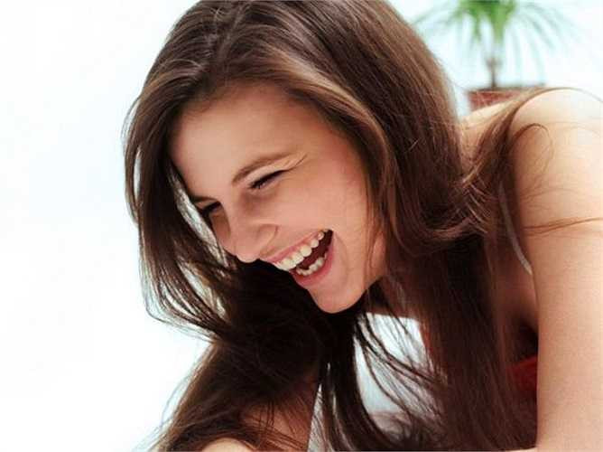 Cười nhiều: Các chuyên gia đều cho rằng tiếng cười là liều thuốc giảm đau tốt nhất. Tiếng cười làm giảm căng thẳng, đốt cháy calo và cũng làm giảm bớt đau đớn bằng cách giải phóng endorphins là thuốc giảm đau tự nhiên.