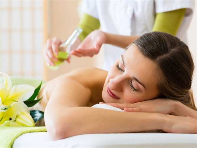 Massage: Cải thiện tuần hoàn máu, làm cơ thể bạn linh động hơn nên rất hiệu quả khi trị chứng bệnh đau khớp. Khi gặp cơn đau, bạn có thể tự mình massage cho mình nếu có kĩ thuật hoặc tìm đến các trung tâm massage chuyên nghiệp.