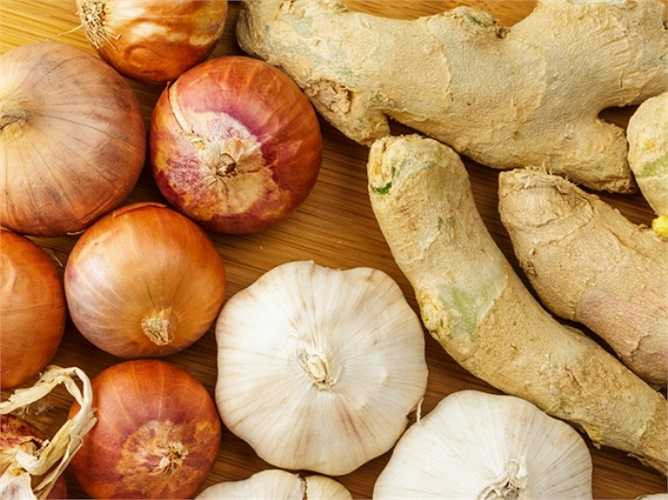 Thêm các thực phẩm giảm đau tự nhiên: Có một số loại thực phẩm có thuốc giảm đau tự nhiên, vì chúng có đặc tính kháng viêm. Tỏi, gừng, nghệ là một trong những gia vị giảm đau hiệu quả được sử dụng nhiều thế kỷ nay.