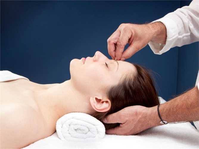 Các phương pháp trị liệu khác: Có một số phương pháp điều trị thay thế như thôi miên, châm cứu và liệu pháp hành vi nhận thức để làm giảm cơn đau của bạn. Tuy vậy, bạn nên chọn các chuyên viên có kinh nghiệm và uy tín để bạn thấy thoải mái nhé.