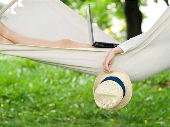 Thư giãn: Khi cơ thể bạn đang căng thẳng, tim đập nhanh hơn, hơi thở mạnh hơn và cơ bắp của bạn căng lên, đó là lý do căng thẳng thường làm cho bạn dễ bị đau. Cố gắng sắp xếp lại lịch trình của làm việc của bạn và dành nhiều thời gian để nghỉ ngơi, thư giãn. 