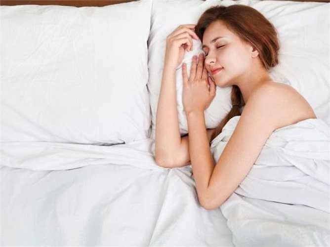 Ngủ đủ giấc rất hữu ích với cơ thể, nó làm giảm những cơn đau của bạn. Các nghiên cứu đã chỉ ra rằng những người ngủ đủ vào ban đêm có khả năng chịu đựng cao hơn rất nhiều đau đớn hơn so với những người không ngủ đủ giấc.