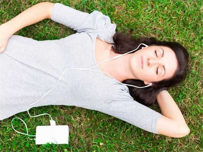 Tham gia trò chơi: Các nghiên cứu đã chỉ ra rằng nghe nhạc hoặc chơi trò chơi video có thể đánh lạc hướng tâm trí của bạn, giúp bạn quên đi nỗi đau, làm giảm cường độ của các cơn đau đáng kể. 