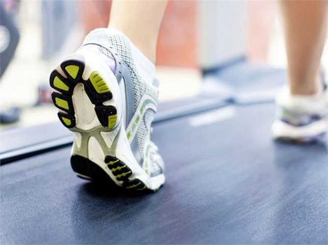 Tập thể dục: Có thể bạn thấy khó khăn nếu phải tập thể dục khi đang đau đớn nhưng nó thật sự là một cách giảm đau rất tốt. Tập thể dục không chỉ làm tăng nồng độ endorphin của bạn và làm giảm căng thẳng, chống lại các chất gây viêm trong cơ thể của bạn. 