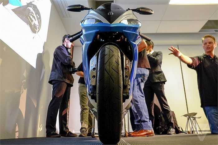 Theo thông tin từ hãng Lightning, vị khách đầu tiên này đã đặt xe từ cách đây khoảng 1 năm. Chính vì vậy, tính đến thời điểm hiện tại, đây là mẫu mô tô điện nhanh nhất thế giới, được ghi nhận bán ra sản phẩm thương mại.