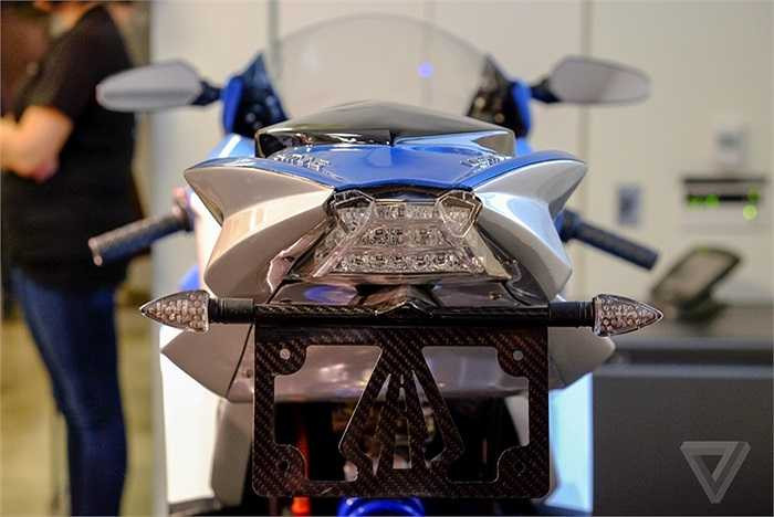 Động cơ điện thường có mô-men xoắn cực kỳ ấn tượng, tuy nhiên để có đủ sức mạnh đạt tốc độ chiến thắng động cơ đốt trong là điều khá khó, tuy nhiên LS-218 có thể làm được điều này. 