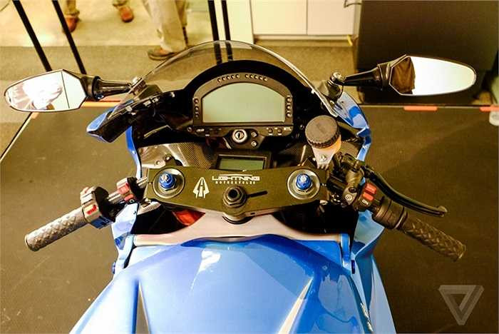 Khối động cơ điện của LS-218 có công suất 150 kW (khoảng 202 mã lực) và mô-men xoắn cực đại 227 Nm. Cung cấp năng lượng cho mô tơ là cụm ắc-quy dạng pin nhiên liệu.