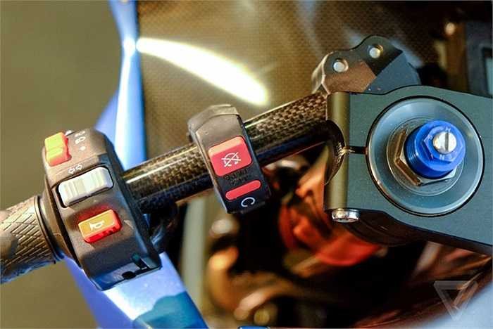 Hệ thống nút bấm điều khiển, tay phanh và màn hình hiển thị không nhiều khác biệt so với một chiếc mô tô dùng động cơ đốt trong kiểu tương tự. 