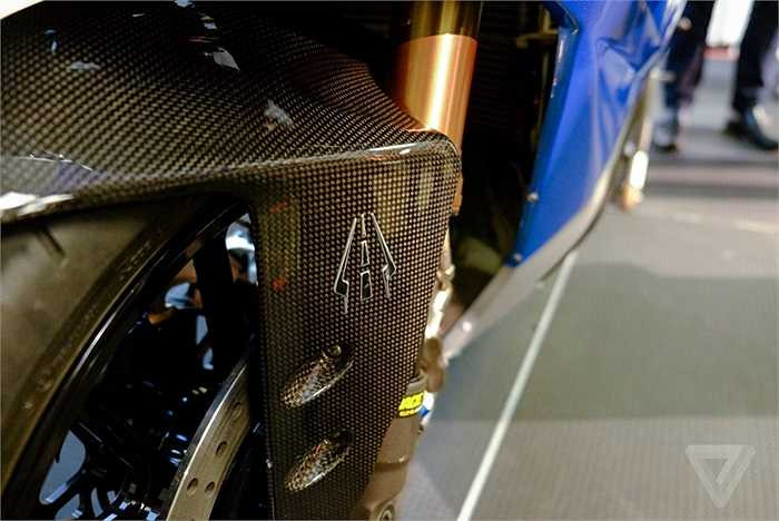 Các chi tiết thân vỏ chiếc xe được làm từ sợi các-bon giúp giảm trọng lượng. Các chi tiết cơ khí được giản lược đi nhiều nên trọng lượng của xe chỉ khoảng 225 kg. 