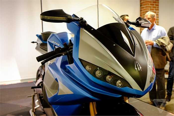 Vóc dáng của Lightning LS-218 khá giống kiểu truyền thống của các xe đua mô tô GP. Vị trí bình xăng chính là bình ắc-quy cấp điện cho động cơ làm việc. 