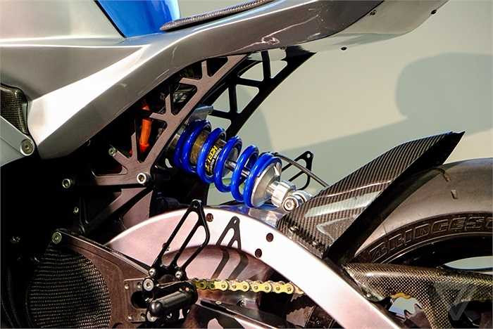 Khách hàng có thể tùy chọn mua bộ ắc quy tích điện cỡ 20 kW, giúp chiếc xe có thể vận hành liên tục trên quãng đường từ 250 – 290 km. Giá bán của chiếc siêu mô tô điện này được cho là vào khoảng 38.000 USD. (Quốc Khánh)