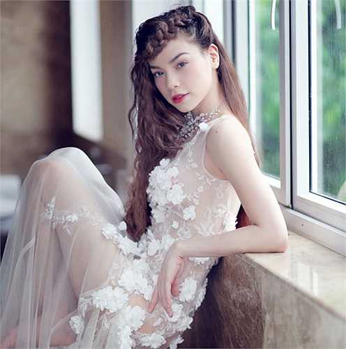 Mang đến sự mềm mại và dịu dàng, bộ ảnh được chụp cùng với con trai Subeo của cô.