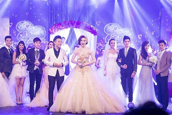 Nụ cười rạng rỡ của Hà Hồ khi làm cô dâu trên sân khấu và hát ca khúc diễn tả niềm hạnh phúc của những đôi tân lang, tân nương.