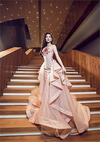 Một bộ váy áo khác lộng lẫy như váy cô dâu được Hà Hồ mặc để giới thiệu liveshow 10 năm sắp ra mắt.