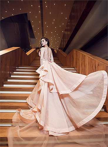 Hà Hồ thực hiện bộ ảnh mới rất sang trọng tại địa điểm tổ chức chương trình. 