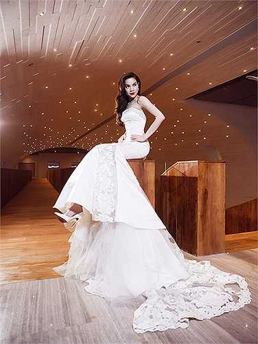 Trong bộ ảnh mới, 'Nữ hoàng giải trí' trông gợi cảm và đầy quyền lực. Bộ ảnh nhân sự kiện 10 năm gia nhập showbiz Việt.