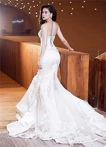 Trong bộ ảnh, Hồ Ngọc Hà mặc váy cưới đuôi dài lộng lẫy và gợi cảm. Trong 10 năm qua, khi bước chân vào làng nhạc Việt, Hồ Ngọc Hà luôn dẫn đầu xu hướng về phong cách ăn mặc, trình diễn trên sân khấu.