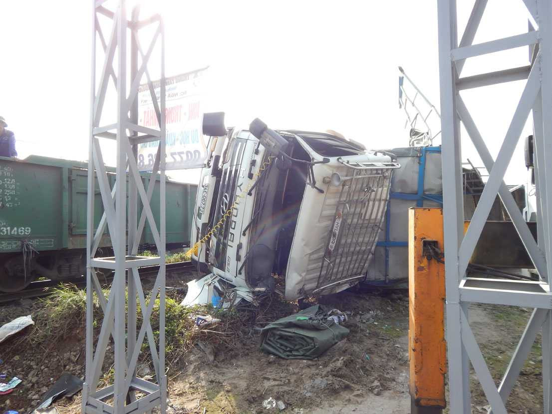 Xe tải bị tàu hỏa hất tung, 3 người nguy kịch