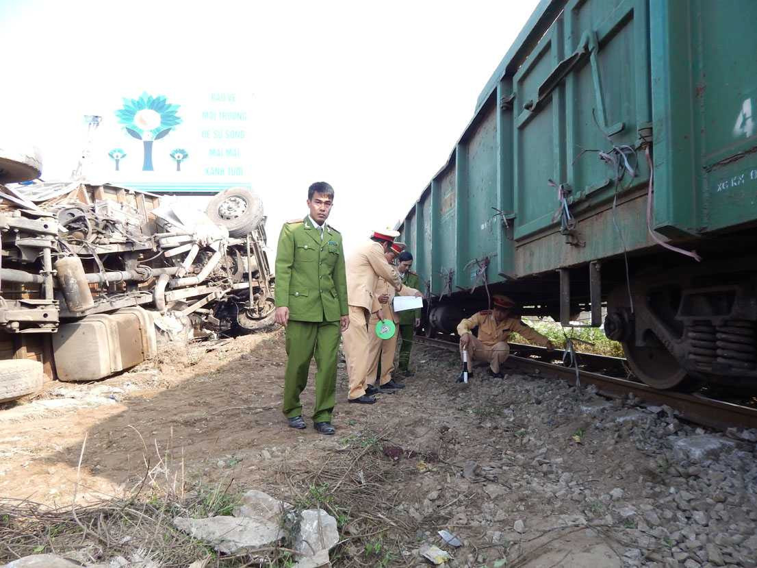Xe tải bị tàu hỏa hất tung, 3 người nguy kịch