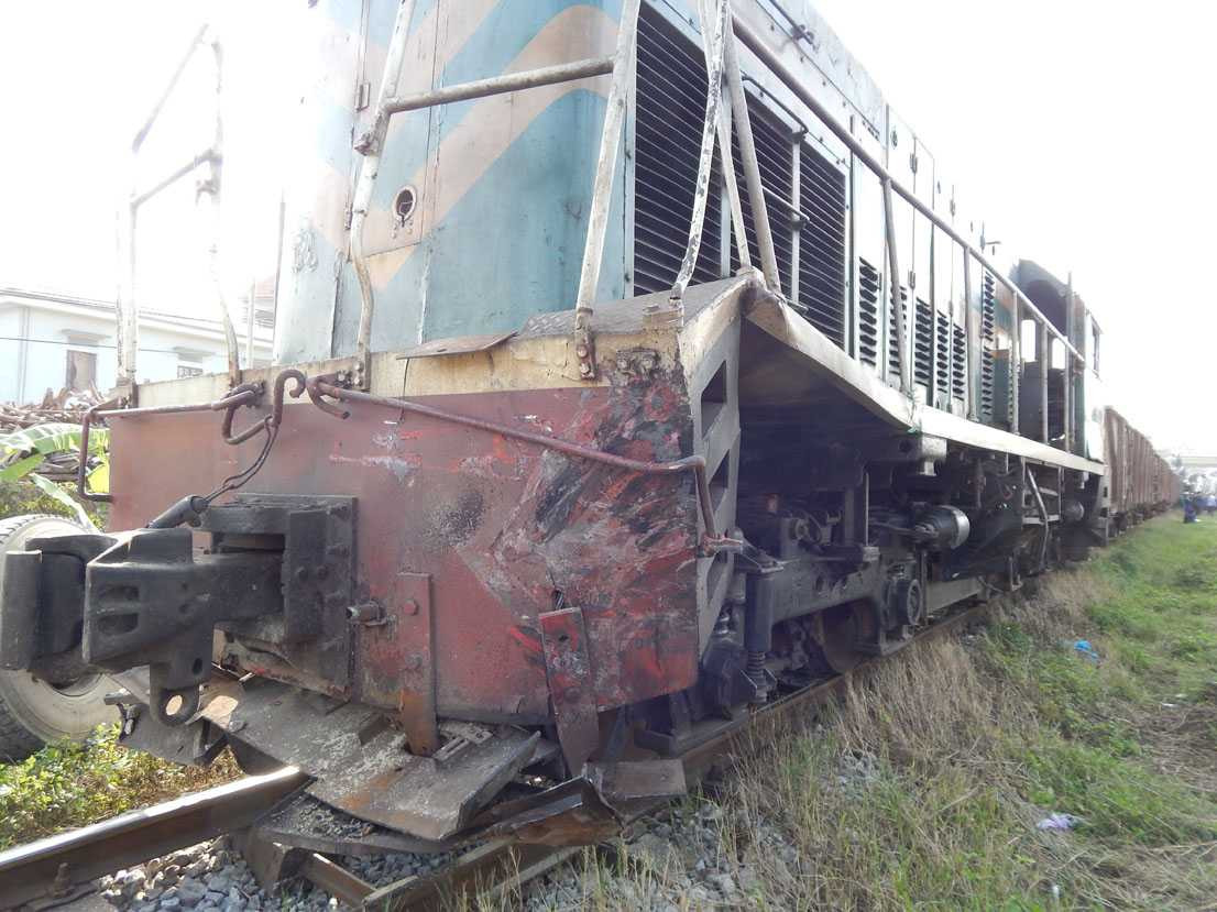 Xe tải bị tàu hỏa hất tung, 3 người nguy kịch