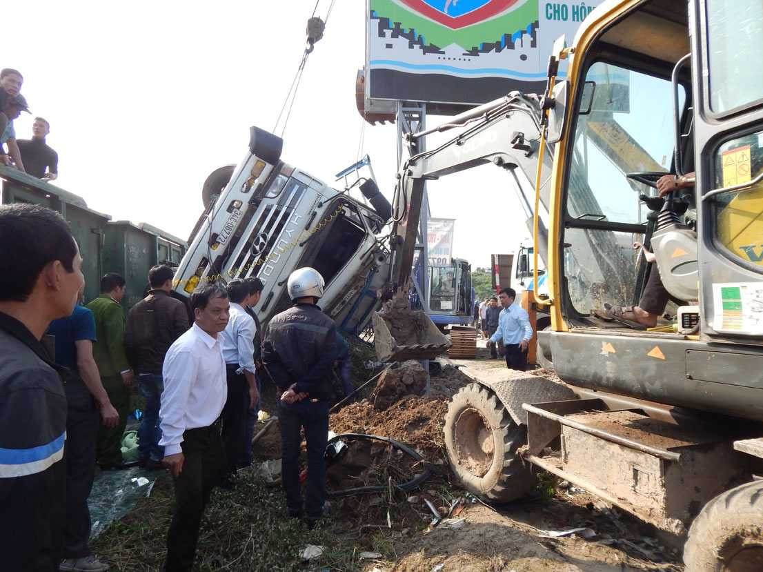 Xe tải bị tàu hỏa hất tung, 3 người nguy kịch