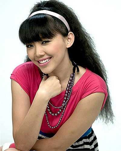 Từ bỏ hình ảnh cô nàng tóc xù mập mạp, dễ thương, Tóc Tiên đã tích cực giảm cân và theo đuổi phong cách quyến rũ, thời thượng với mái tóc tém cá tính và có phần nổi loạn.