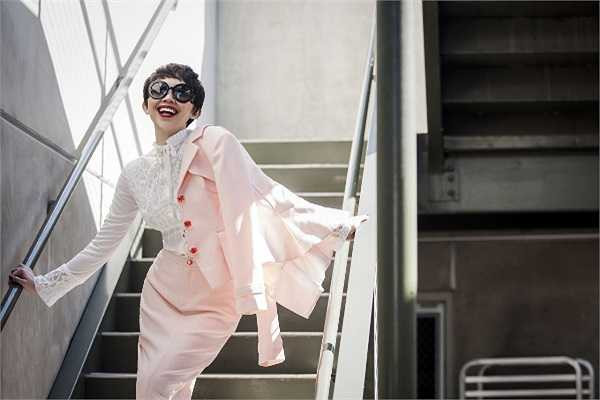 Tóc Tiên là đại diện của sản phẩm mà Becks đang làm đại sứ toàn cầu tại Việt Nam nên cô chính là người song hành với anh trong hai ngày hoạt động tại dải đất hình chữ S. 