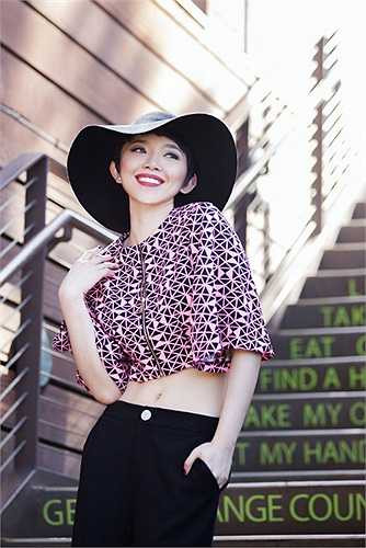 Nữ ca sĩ 25 tuổi cũng khéo léo chọn trang phục cho phù hợp với từng hoàn cảnh tiếp đón cựu danh thủ điển trai.