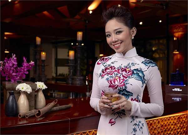 Duyên dáng trong tà áo dài truyền thống.