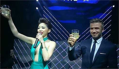 Ca sĩ Tóc Tiên giới thiệu Becks khi anh tới một bar trên phố Lý Thường Kiệt, Hà Nội giao lưu với các fan. Nữ ca sĩ diện chiếc váy khoe lưng trần, bờ vai quyến rũ và vòng một sexy thu hút sự chú ý của cựu danh thủ điển trai và các fan.