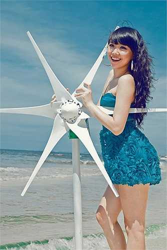 Mái tóc dài, xù bông đã mang đến cho Tóc Tiên tên gọi rất dễ thương 'công chúa tóc xù'. 