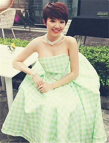 Thành công từ rất sớm nhưng Tóc Tiên vẫn luôn duy trì được hình ảnh trong sáng và dễ mến. Sự đơn giản trong phong cách, kiểu tóc và lối trang điểm đã giúp cô nàng chiếm được tình cảm của đông đảo khán giả. 