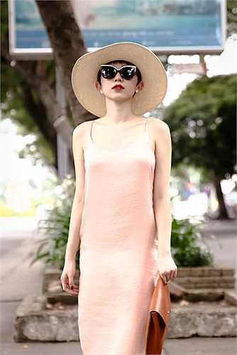 Sau khi chuyển sang học tập và làm việc tại Mỹ, Tóc Tiên gây bất ngờ khi trở lại với hình ảnh mới hoàn toàn khác biệt. 