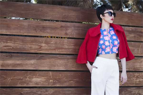 Cô đã cắt phăng mái tóc dài xù bông thương hiệu ngày nào. Thay vào đó là kiểu tóc tém rất cá tính và nổi loạn. 